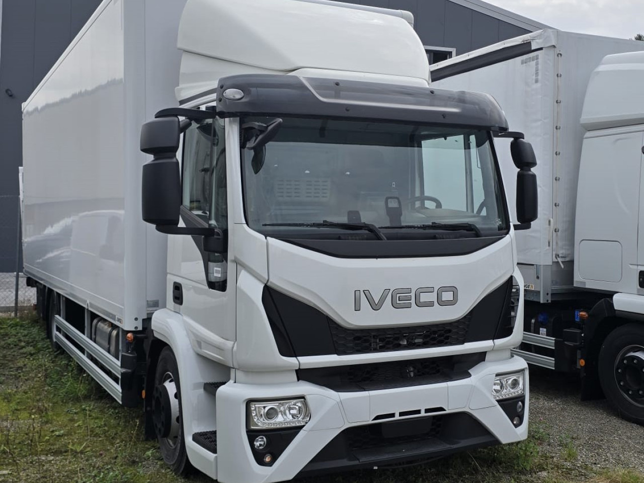 IVECO ML140E28/FP EuroCargo mit Junge Koffer und - Kamion sandučar: slika IVECO ML140E28/FP EuroCargo mit Junge Koffer und - Kamion sandučar IVECO ML140E28/FP EuroCargo mit Junge Koffer und - Kamion sandučar: slika IVECO ML140E28/FP EuroCargo mit Junge Koffer und - Kamion sandučar