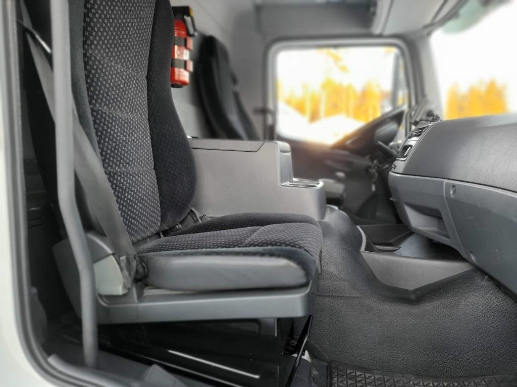 Kamion sandučar Mercedes-Benz Atego: slika Kamion sandučar Mercedes-Benz Atego