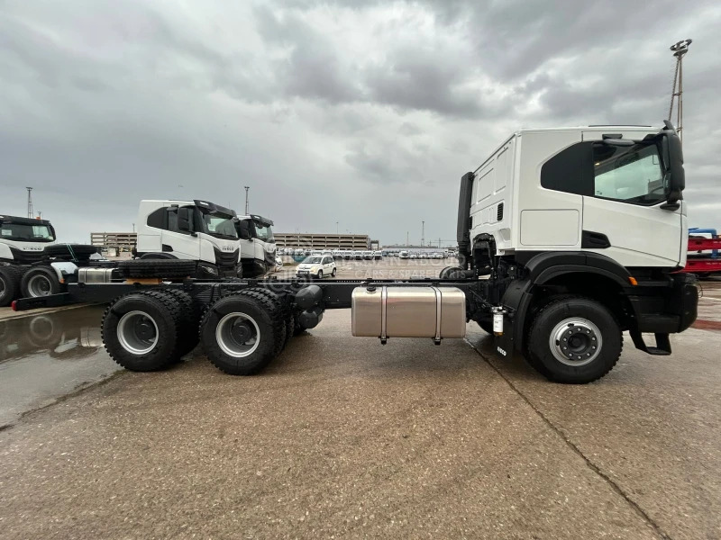 Iveco T-WAY AT380T43H 6x4 R20 Tyres Chassis - Barcelona Stock - Kamion-šasija: slika Iveco T-WAY AT380T43H 6x4 R20 Tyres Chassis - Barcelona Stock - Kamion-šasija Iveco T-WAY AT380T43H 6x4 R20 Tyres Chassis - Barcelona Stock - Kamion-šasija: slika Iveco T-WAY AT380T43H 6x4 R20 Tyres Chassis - Barcelona Stock - Kamion-šasija