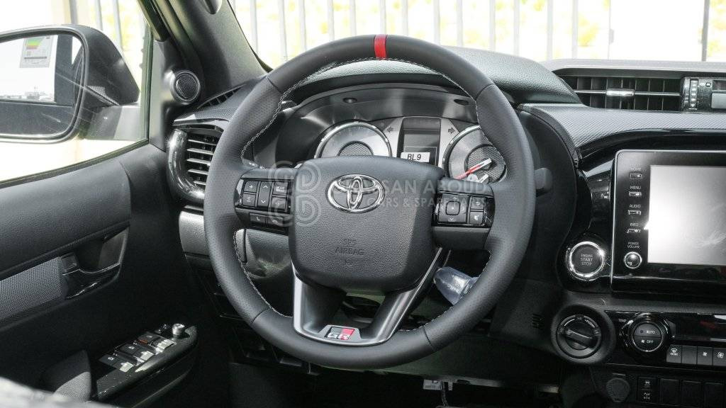 Pick-up TOYOTA HILUX DC 2.8L DIESEL 4X4 GR-S A/T MY24: slika Pick-up TOYOTA HILUX DC 2.8L DIESEL 4X4 GR-S A/T MY24