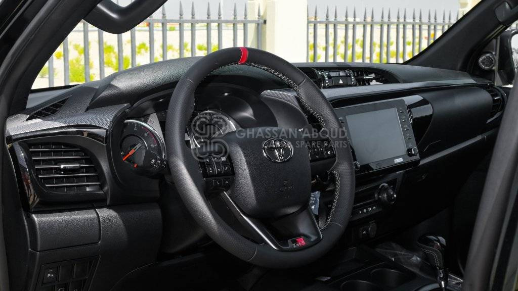 Pick-up TOYOTA HILUX DC 2.8L DIESEL 4X4 GR-S A/T MY24: slika Pick-up TOYOTA HILUX DC 2.8L DIESEL 4X4 GR-S A/T MY24