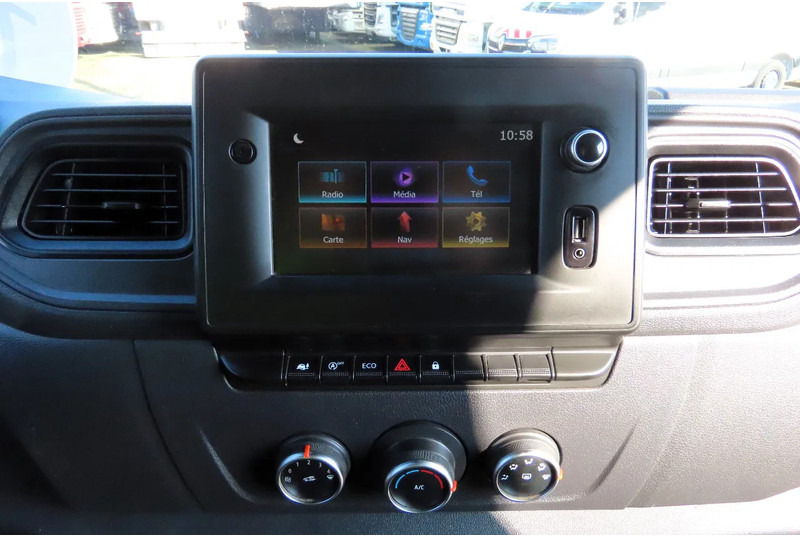 Dostavno vozilo Renault Master 10,5 m 3 SEATS, KLUBB, 3500 kg, euro6: slika Dostavno vozilo Renault Master 10,5 m 3 SEATS, KLUBB, 3500 kg, euro6