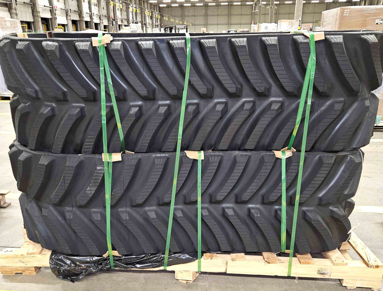 Rubber track for CNH and NH Combine 24" and 28.5" - Gusjenice za Kombajn za žetvu: slika Rubber track for CNH and NH Combine 24" and 28.5" - Gusjenice za Kombajn za žetvu Rubber track for CNH and NH Combine 24" and 28.5" - Gusjenice za Kombajn za žetvu: slika Rubber track for CNH and NH Combine 24" and 28.5" - Gusjenice za Kombajn za žetvu
