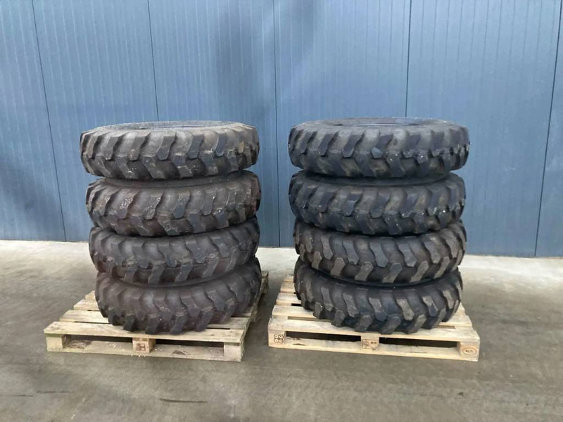 Apollo 1000 x 20 Set / 10.00 x 20: 4x2 Tyres - Gume i felge za Građevinski strojevi: slika Apollo 1000 x 20 Set / 10.00 x 20: 4x2 Tyres - Gume i felge za Građevinski strojevi Apollo 1000 x 20 Set / 10.00 x 20: 4x2 Tyres - Gume i felge za Građevinski strojevi: slika Apollo 1000 x 20 Set / 10.00 x 20: 4x2 Tyres - Gume i felge za Građevinski strojevi