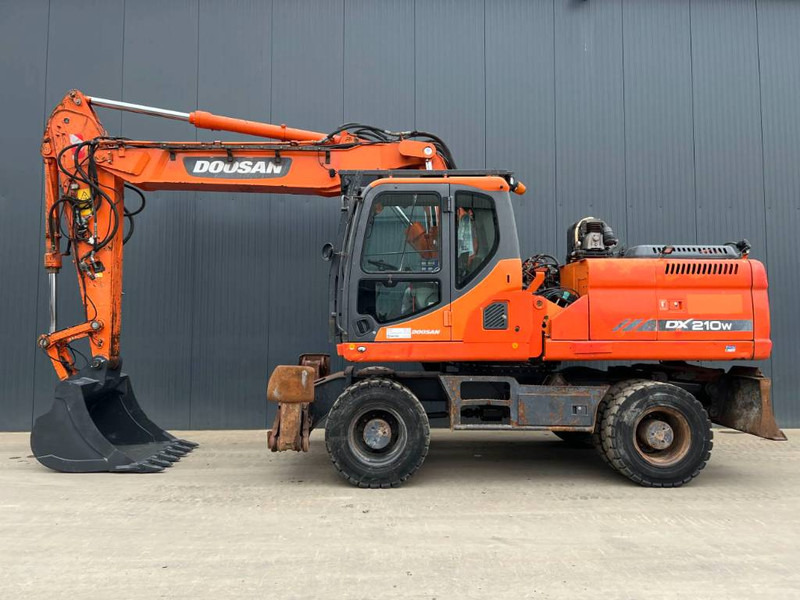 Doosan DX210W - Bager na kotačima: slika Doosan DX210W - Bager na kotačima Doosan DX210W - Bager na kotačima: slika Doosan DX210W - Bager na kotačima