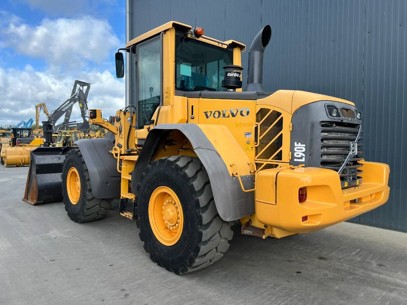 Volvo L90F - Utovarivač na kotačima: slika Volvo L90F - Utovarivač na kotačima Volvo L90F - Utovarivač na kotačima: slika Volvo L90F - Utovarivač na kotačima