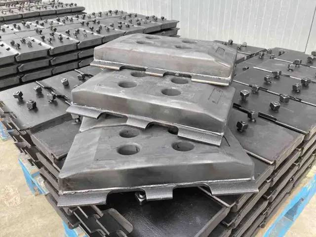 Volvo Rubber Asphalt Pads - Okvir/ Šasija za Građevinski strojevi: slika Volvo Rubber Asphalt Pads - Okvir/ Šasija za Građevinski strojevi Volvo Rubber Asphalt Pads - Okvir/ Šasija za Građevinski strojevi: slika Volvo Rubber Asphalt Pads - Okvir/ Šasija za Građevinski strojevi