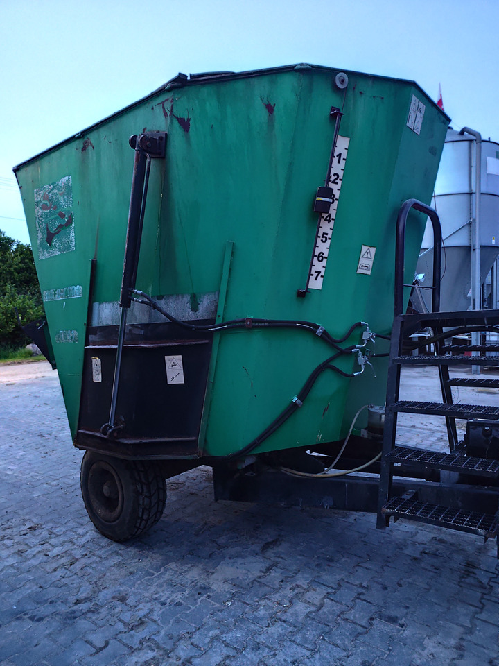 Auto-Agro T-011 - Vagon-miješalica za krmivo: slika Auto-Agro T-011 - Vagon-miješalica za krmivo Auto-Agro T-011 - Vagon-miješalica za krmivo: slika Auto-Agro T-011 - Vagon-miješalica za krmivo