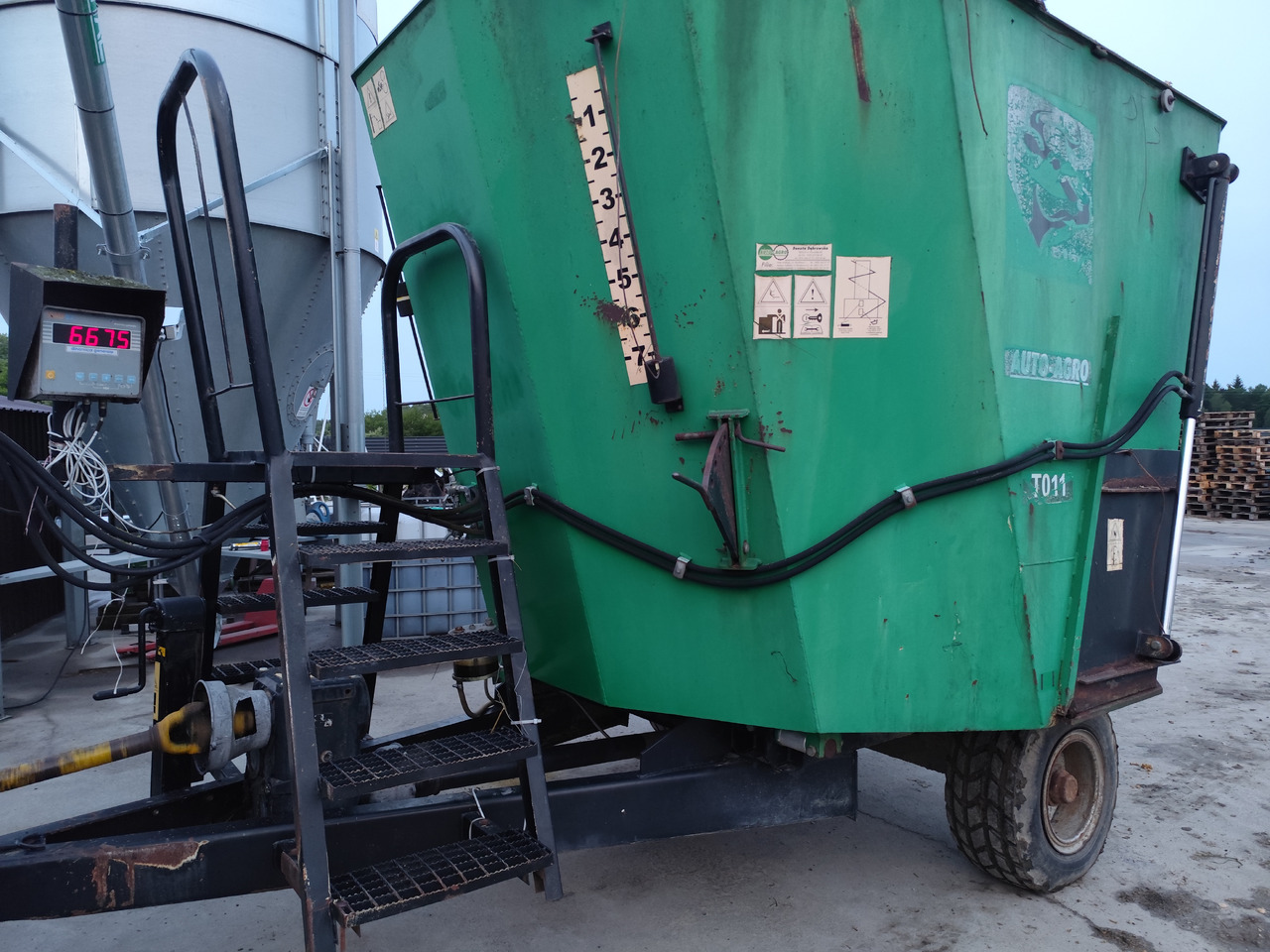 Auto-Agro T-011 - Vagon-miješalica za krmivo: slika Auto-Agro T-011 - Vagon-miješalica za krmivo Auto-Agro T-011 - Vagon-miješalica za krmivo: slika Auto-Agro T-011 - Vagon-miješalica za krmivo