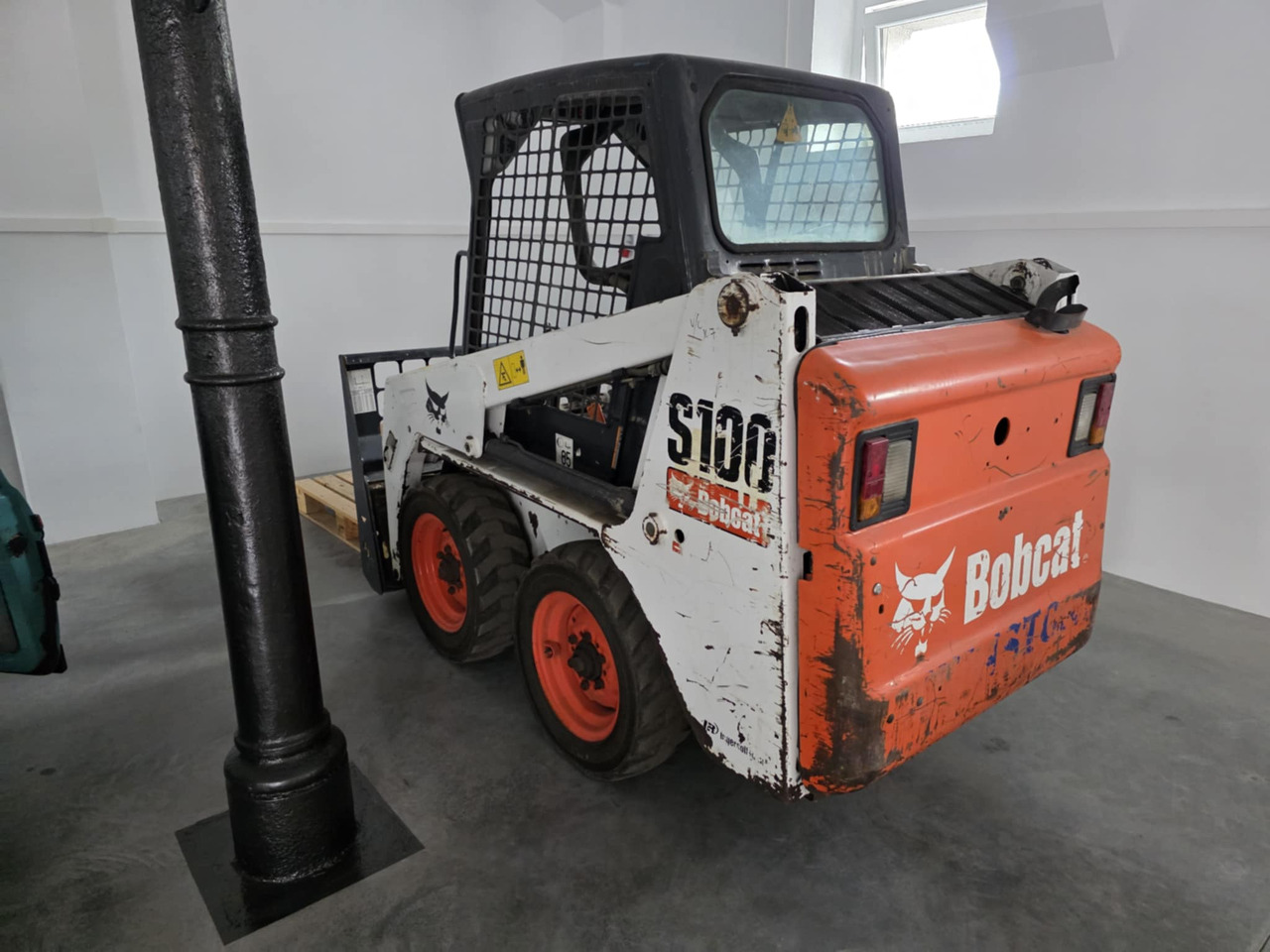 BOBCAT S100 - Mini utovarivač: slika BOBCAT S100 - Mini utovarivač BOBCAT S100 - Mini utovarivač: slika BOBCAT S100 - Mini utovarivač