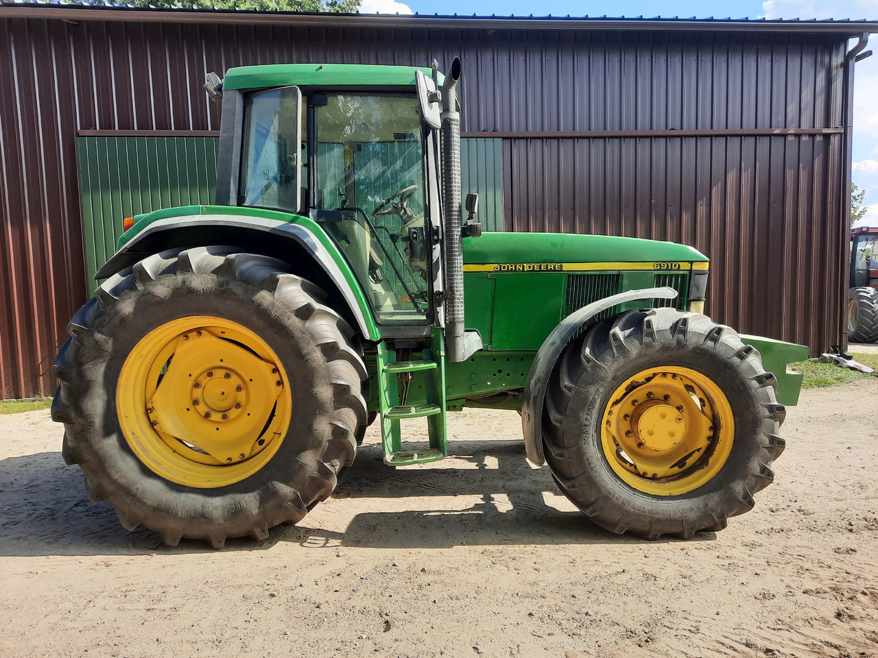 JOHN DEERE 6910 - Traktor: slika JOHN DEERE 6910 - Traktor JOHN DEERE 6910 - Traktor: slika JOHN DEERE 6910 - Traktor