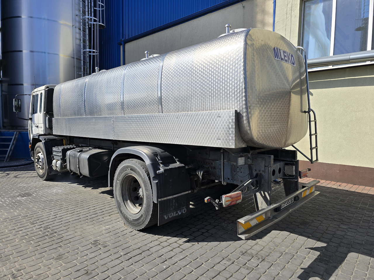 VOLVO FL 220 - Kamion cisterna: slika VOLVO FL 220 - Kamion cisterna VOLVO FL 220 - Kamion cisterna: slika VOLVO FL 220 - Kamion cisterna
