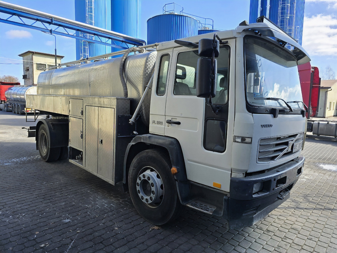 VOLVO FL 220 - Kamion cisterna: slika VOLVO FL 220 - Kamion cisterna VOLVO FL 220 - Kamion cisterna: slika VOLVO FL 220 - Kamion cisterna