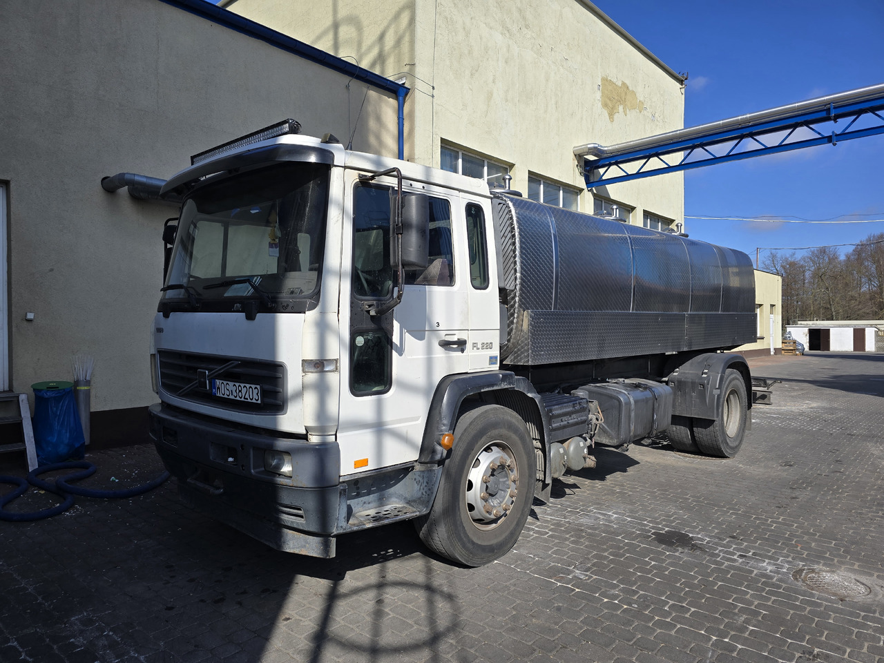 VOLVO FL 220 - Kamion cisterna: slika VOLVO FL 220 - Kamion cisterna VOLVO FL 220 - Kamion cisterna: slika VOLVO FL 220 - Kamion cisterna