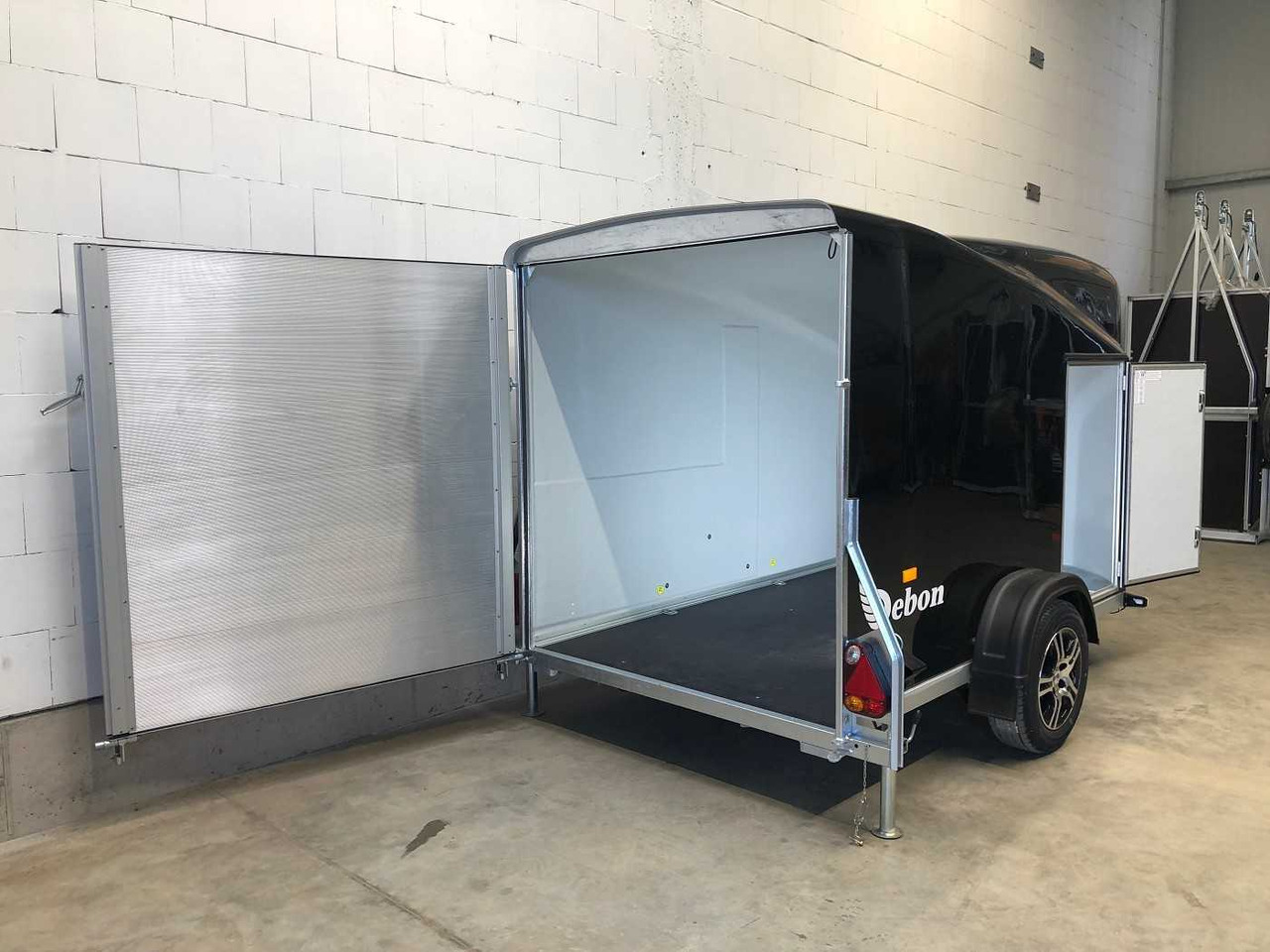 CHEVAL LIBERTE DEBON Cargo 1300.02+Tür Alu-Felgen Kofferanhänger - Prikolica sa zatvorenim sandukom: slika CHEVAL LIBERTE DEBON Cargo 1300.02+Tür Alu-Felgen Kofferanhänger - Prikolica sa zatvorenim sandukom CHEVAL LIBERTE DEBON Cargo 1300.02+Tür Alu-Felgen Kofferanhänger - Prikolica sa zatvorenim sandukom: slika CHEVAL LIBERTE DEBON Cargo 1300.02+Tür Alu-Felgen Kofferanhänger - Prikolica sa zatvorenim sandukom
