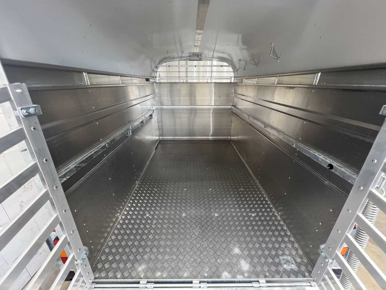 NUGENT L3018H Viehanhänger Nugent - Prikolica za prijevoz stoke: slika NUGENT L3018H Viehanhänger Nugent - Prikolica za prijevoz stoke NUGENT L3018H Viehanhänger Nugent - Prikolica za prijevoz stoke: slika NUGENT L3018H Viehanhänger Nugent - Prikolica za prijevoz stoke