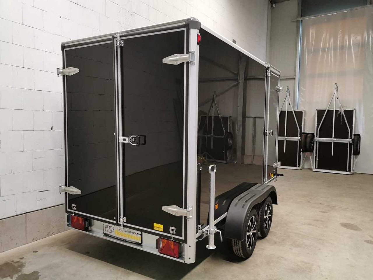 Novi Prikolica sa zatvorenim sandukom VARIANT Night Edition Tandem Tür Kofferanhänger: slika Novi Prikolica sa zatvorenim sandukom VARIANT Night Edition Tandem Tür Kofferanhänger