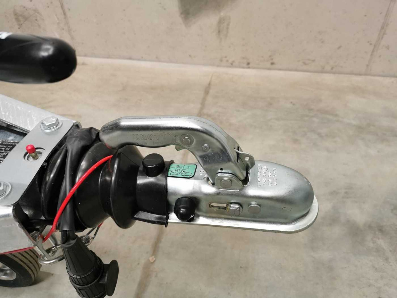 Novi Prikolica sa zatvorenim sandukom VARIANT Night Edition Tandem Tür Kofferanhänger: slika Novi Prikolica sa zatvorenim sandukom VARIANT Night Edition Tandem Tür Kofferanhänger