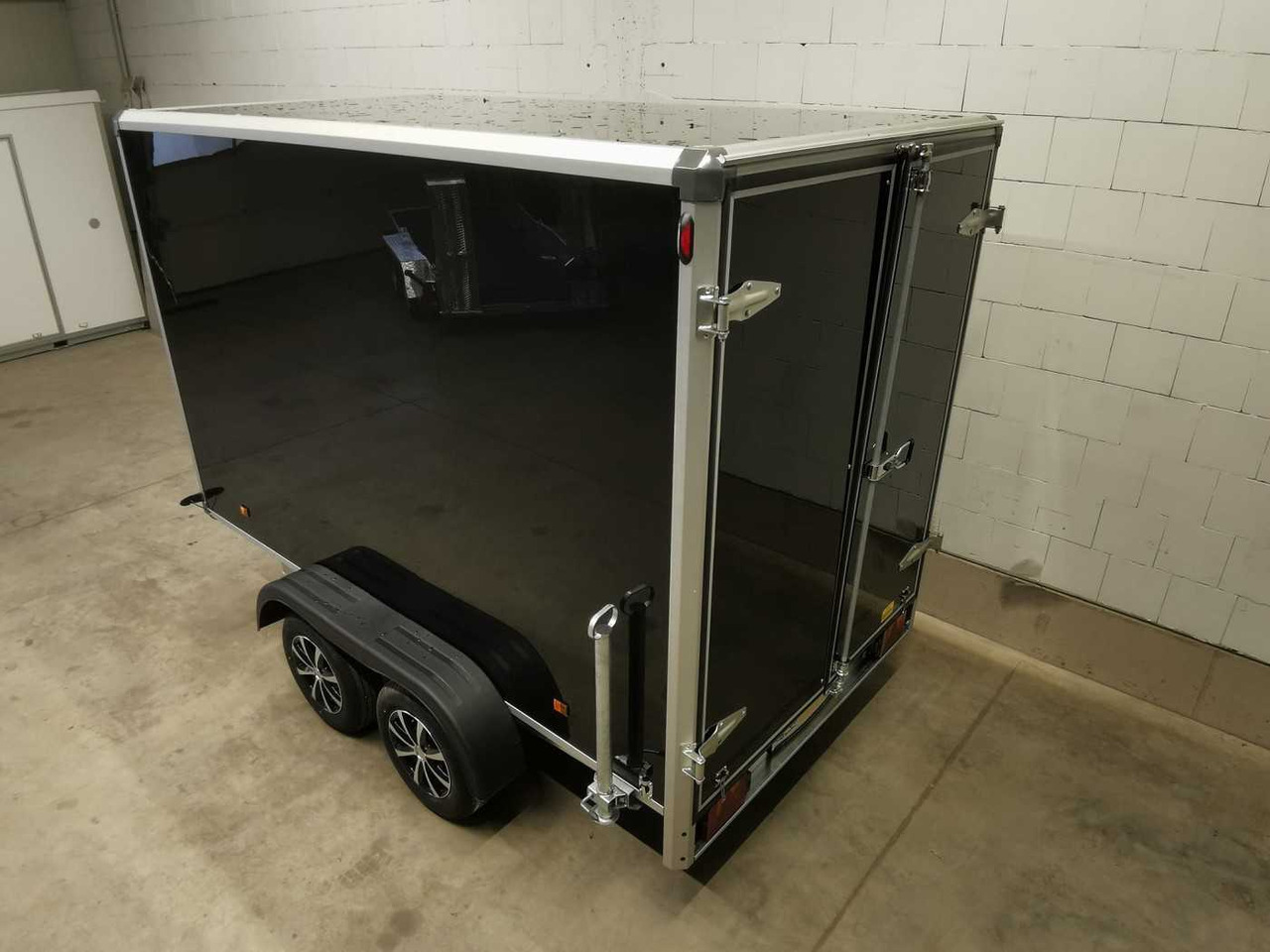 Novi Prikolica sa zatvorenim sandukom VARIANT Night Edition Tandem Tür Kofferanhänger: slika Novi Prikolica sa zatvorenim sandukom VARIANT Night Edition Tandem Tür Kofferanhänger