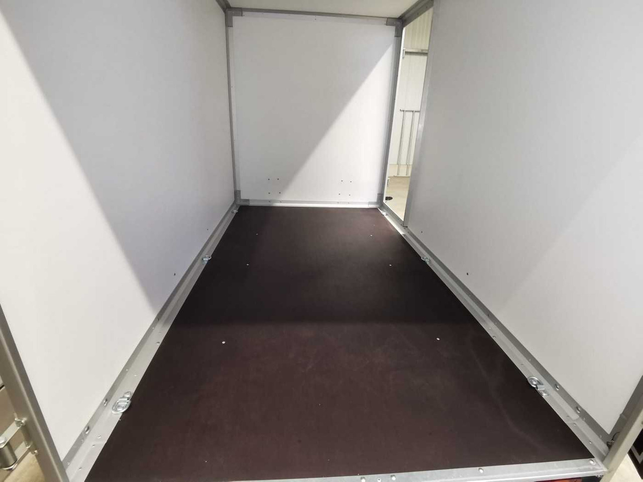 Novi Prikolica sa zatvorenim sandukom VARIANT Night Edition Tandem Tür Kofferanhänger: slika Novi Prikolica sa zatvorenim sandukom VARIANT Night Edition Tandem Tür Kofferanhänger