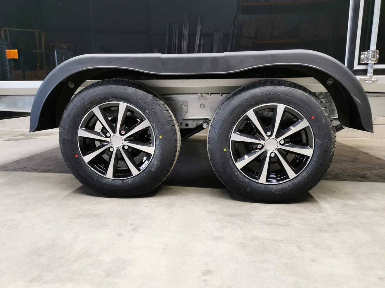 Novi Prikolica sa zatvorenim sandukom VARIANT Night Edition Tandem Tür Kofferanhänger: slika Novi Prikolica sa zatvorenim sandukom VARIANT Night Edition Tandem Tür Kofferanhänger