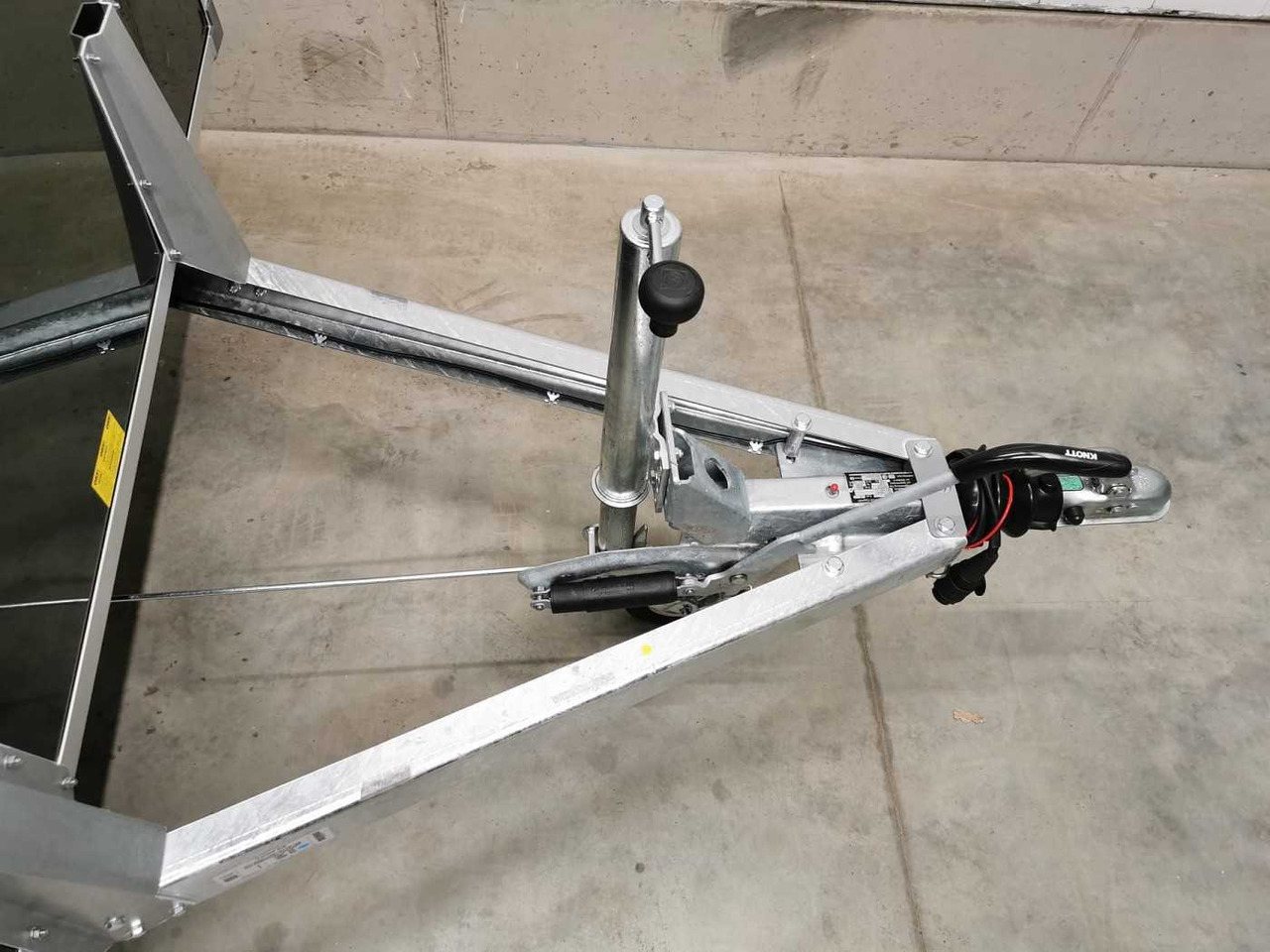 Novi Prikolica sa zatvorenim sandukom VARIANT Night Edition Tandem Tür Kofferanhänger: slika Novi Prikolica sa zatvorenim sandukom VARIANT Night Edition Tandem Tür Kofferanhänger