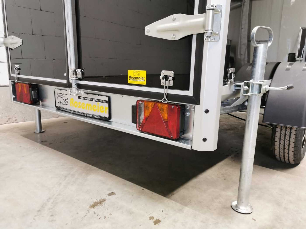 Novi Prikolica sa zatvorenim sandukom VARIANT Night Edition Tandem Tür Kofferanhänger: slika Novi Prikolica sa zatvorenim sandukom VARIANT Night Edition Tandem Tür Kofferanhänger