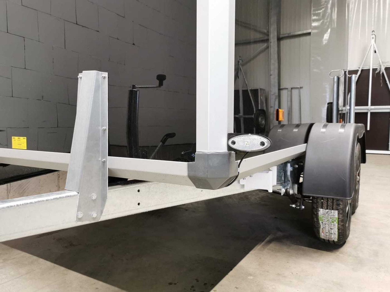 Novi Prikolica sa zatvorenim sandukom VARIANT Night Edition Tandem Tür Kofferanhänger: slika Novi Prikolica sa zatvorenim sandukom VARIANT Night Edition Tandem Tür Kofferanhänger