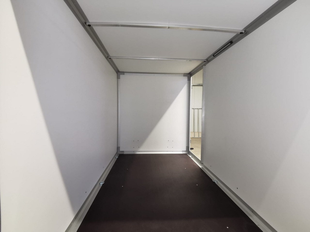 Novi Prikolica sa zatvorenim sandukom VARIANT Night Edition Tandem Tür Kofferanhänger: slika Novi Prikolica sa zatvorenim sandukom VARIANT Night Edition Tandem Tür Kofferanhänger