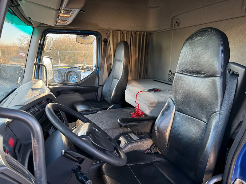 Renault Premium 380.26 6X2 BDF with box and lift - Kamion sandučar: slika Renault Premium 380.26 6X2 BDF with box and lift - Kamion sandučar Renault Premium 380.26 6X2 BDF with box and lift - Kamion sandučar: slika Renault Premium 380.26 6X2 BDF with box and lift - Kamion sandučar
