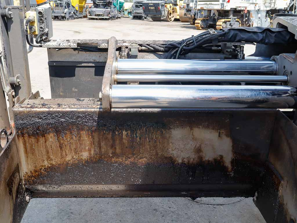 Finišer za asfalt VOLVO ABG P6820C: slika Finišer za asfalt VOLVO ABG P6820C