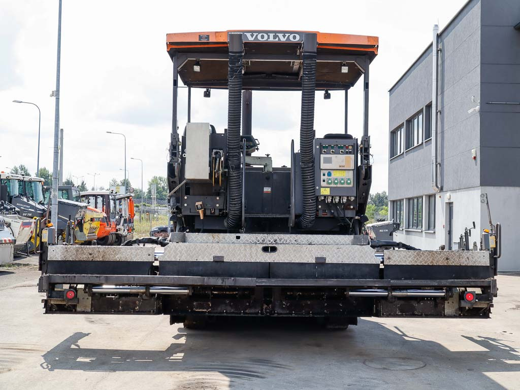 Finišer za asfalt VOLVO ABG P6820C: slika Finišer za asfalt VOLVO ABG P6820C