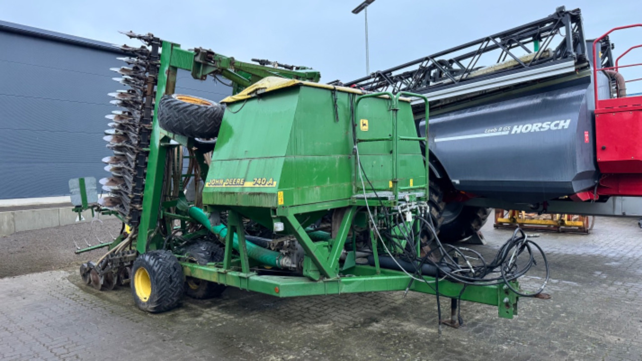 John Deere 740 A 8m - Sijačica: slika John Deere 740 A 8m - Sijačica John Deere 740 A 8m - Sijačica: slika John Deere 740 A 8m - Sijačica