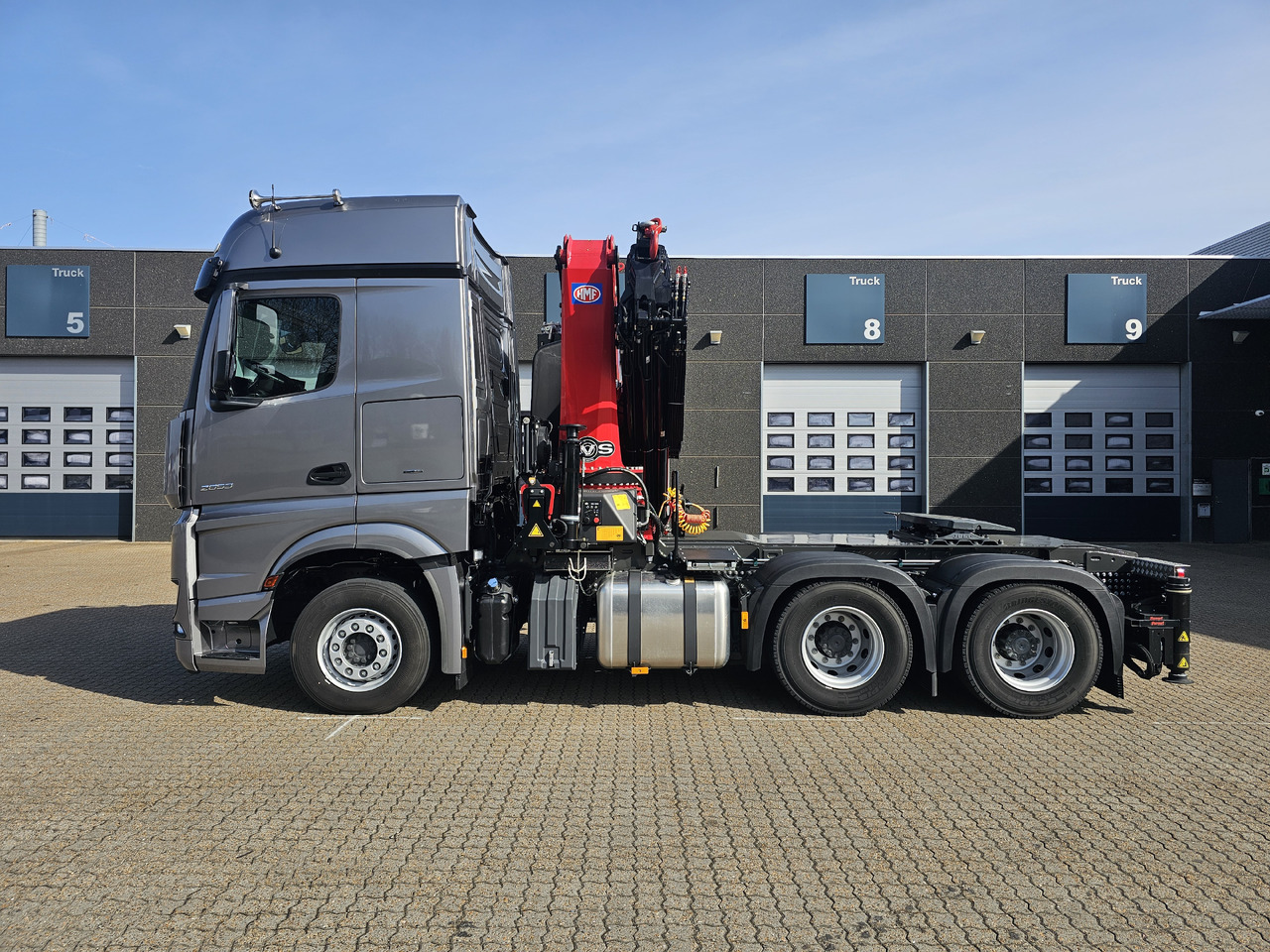 Mercedes Arocs 2653 6x4 40 T-mtr. - Kamion s kranom, Tegljač: slika Mercedes Arocs 2653 6x4 40 T-mtr. - Kamion s kranom, Tegljač Mercedes Arocs 2653 6x4 40 T-mtr. - Kamion s kranom, Tegljač: slika Mercedes Arocs 2653 6x4 40 T-mtr. - Kamion s kranom, Tegljač