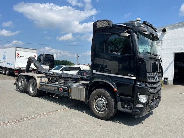 Kamion s kukastom dizalicom Mercedes-Benz Arocs 5 2651  HD Mit Meiller Abrollkipper: slika Kamion s kukastom dizalicom Mercedes-Benz Arocs 5 2651  HD Mit Meiller Abrollkipper