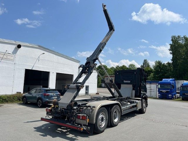 Kamion s kukastom dizalicom Mercedes-Benz Arocs 5 2651  HD Mit Meiller Abrollkipper: slika Kamion s kukastom dizalicom Mercedes-Benz Arocs 5 2651  HD Mit Meiller Abrollkipper