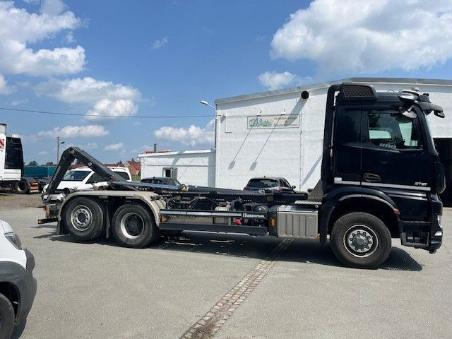 Kamion s kukastom dizalicom Mercedes-Benz Arocs 5 2651  HD Mit Meiller Abrollkipper: slika Kamion s kukastom dizalicom Mercedes-Benz Arocs 5 2651  HD Mit Meiller Abrollkipper