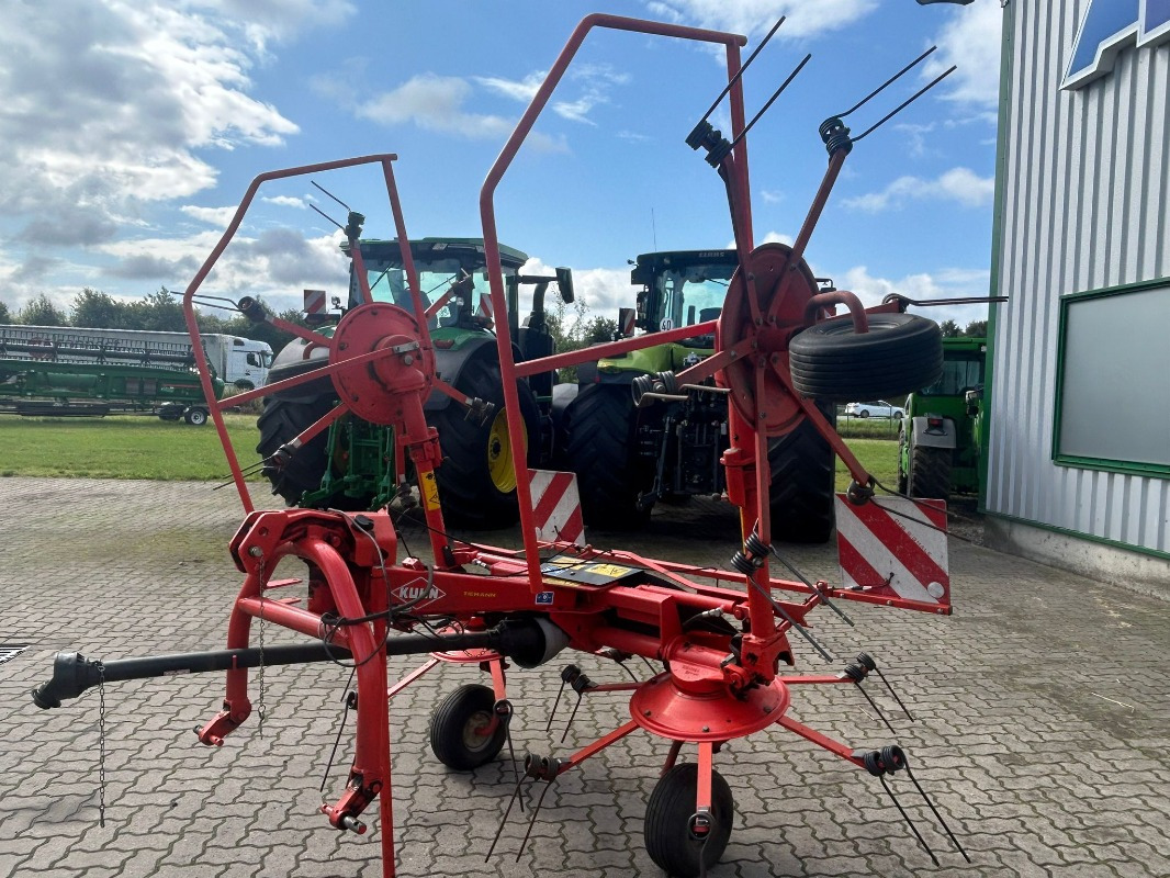 Kuhn GF 502 - Prevrtač sijena/ Grabulje: slika Kuhn GF 502 - Prevrtač sijena/ Grabulje Kuhn GF 502 - Prevrtač sijena/ Grabulje: slika Kuhn GF 502 - Prevrtač sijena/ Grabulje