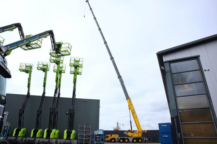 Grove GMK5250XL-1 Available Immediately, Dutch Registrat - Autodizalica za sve terene: slika Grove GMK5250XL-1 Available Immediately, Dutch Registrat - Autodizalica za sve terene Grove GMK5250XL-1 Available Immediately, Dutch Registrat - Autodizalica za sve terene: slika Grove GMK5250XL-1 Available Immediately, Dutch Registrat - Autodizalica za sve terene