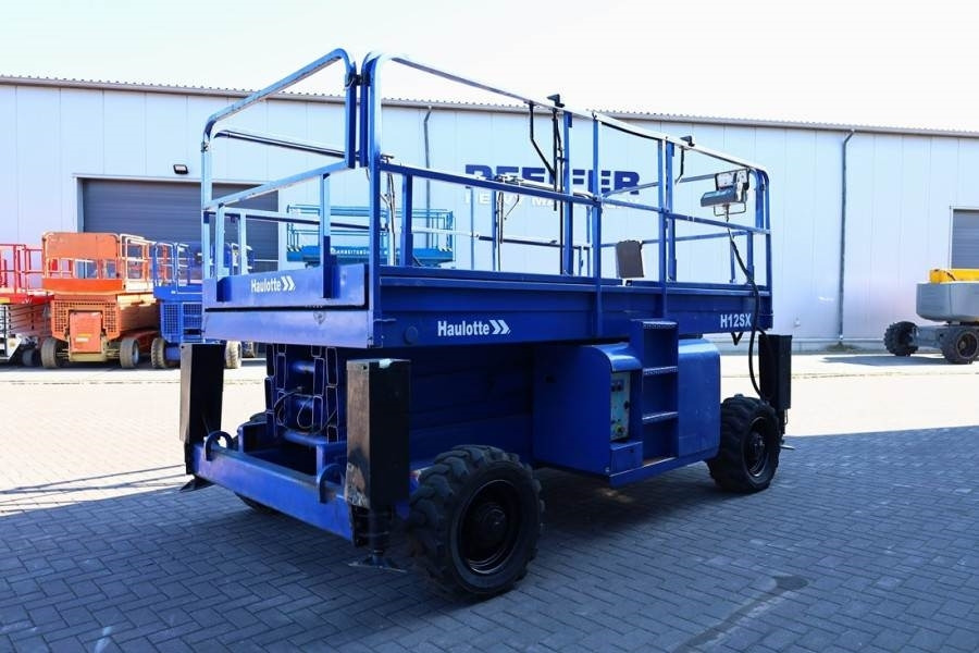 Haulotte H12SX Diesel, 4x4 Drive, 12m Working Height, 700kg - Škarasta podizna platforma: slika Haulotte H12SX Diesel, 4x4 Drive, 12m Working Height, 700kg - Škarasta podizna platforma Haulotte H12SX Diesel, 4x4 Drive, 12m Working Height, 700kg - Škarasta podizna platforma: slika Haulotte H12SX Diesel, 4x4 Drive, 12m Working Height, 700kg - Škarasta podizna platforma