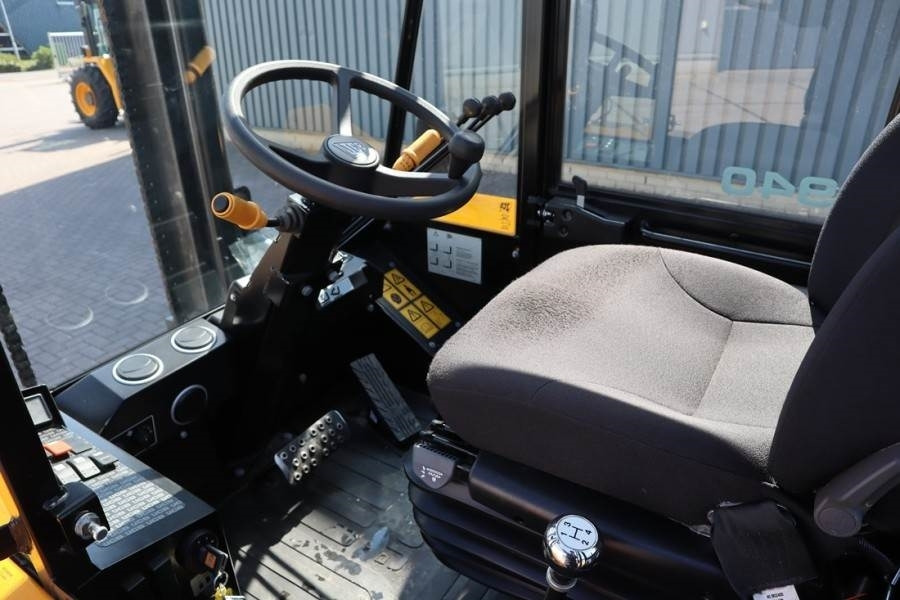 JCB 940-4 T4 Valid inspection, *Guarantee! Diesel, 4x4  - Viličar za teške terene: slika JCB 940-4 T4 Valid inspection, *Guarantee! Diesel, 4x4  - Viličar za teške terene JCB 940-4 T4 Valid inspection, *Guarantee! Diesel, 4x4  - Viličar za teške terene: slika JCB 940-4 T4 Valid inspection, *Guarantee! Diesel, 4x4  - Viličar za teške terene