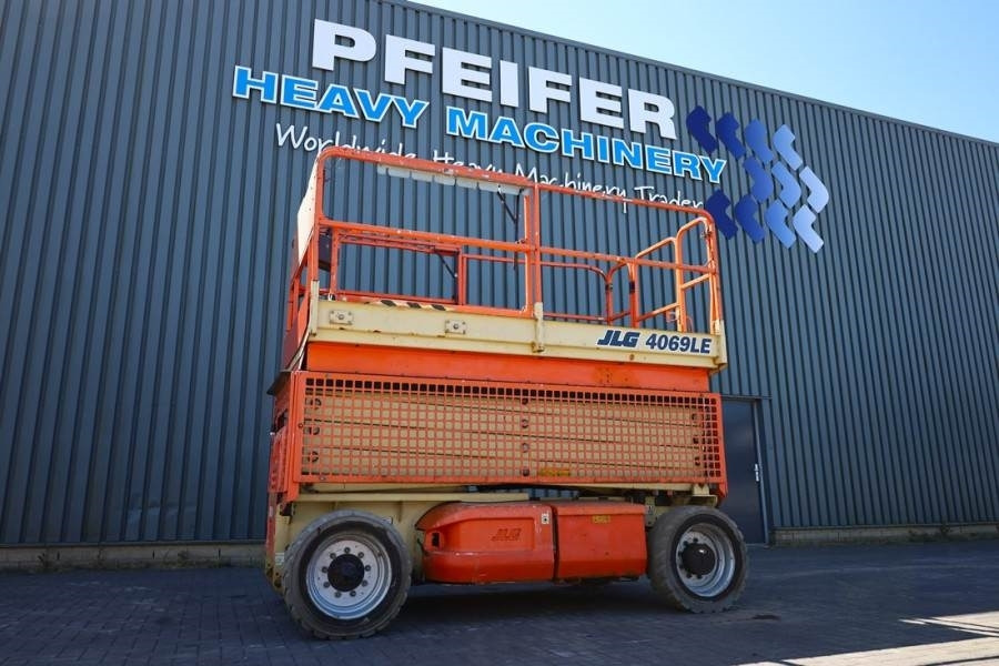 JLG 4069LE Electric, 14.2m Working Height, 360kg Capac - Škarasta podizna platforma: slika JLG 4069LE Electric, 14.2m Working Height, 360kg Capac - Škarasta podizna platforma JLG 4069LE Electric, 14.2m Working Height, 360kg Capac - Škarasta podizna platforma: slika JLG 4069LE Electric, 14.2m Working Height, 360kg Capac - Škarasta podizna platforma