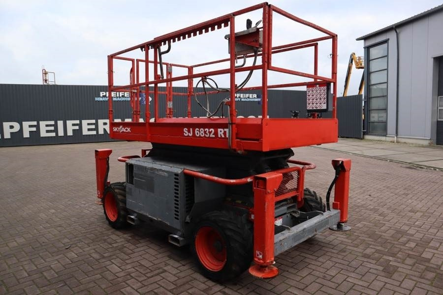 SkyJack SJ6832 Diesel, 4x4 Drive, 11.6m Working Height, 45 - Škarasta podizna platforma: slika SkyJack SJ6832 Diesel, 4x4 Drive, 11.6m Working Height, 45 - Škarasta podizna platforma SkyJack SJ6832 Diesel, 4x4 Drive, 11.6m Working Height, 45 - Škarasta podizna platforma: slika SkyJack SJ6832 Diesel, 4x4 Drive, 11.6m Working Height, 45 - Škarasta podizna platforma