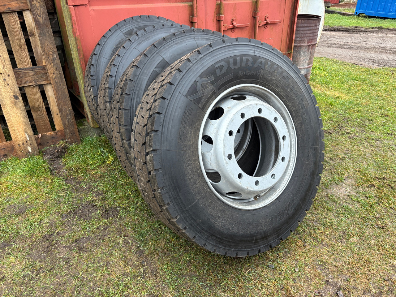 Bridgestone 315/70R22,5 - Kompletan kotač za Kamion: slika Bridgestone 315/70R22,5 - Kompletan kotač za Kamion Bridgestone 315/70R22,5 - Kompletan kotač za Kamion: slika Bridgestone 315/70R22,5 - Kompletan kotač za Kamion