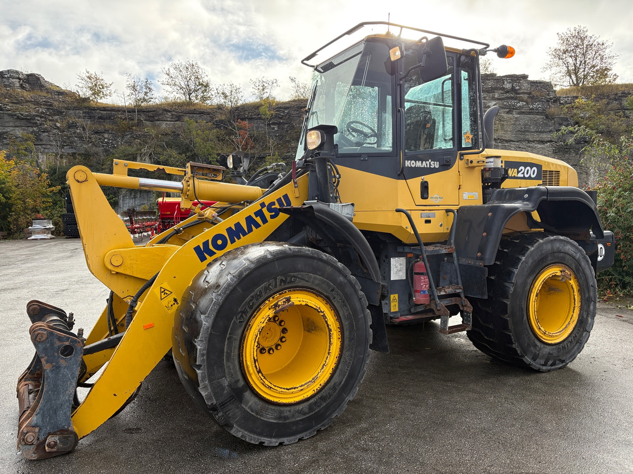 Komatsu WA200-7 - Utovarivač na kotačima: slika Komatsu WA200-7 - Utovarivač na kotačima Komatsu WA200-7 - Utovarivač na kotačima: slika Komatsu WA200-7 - Utovarivač na kotačima