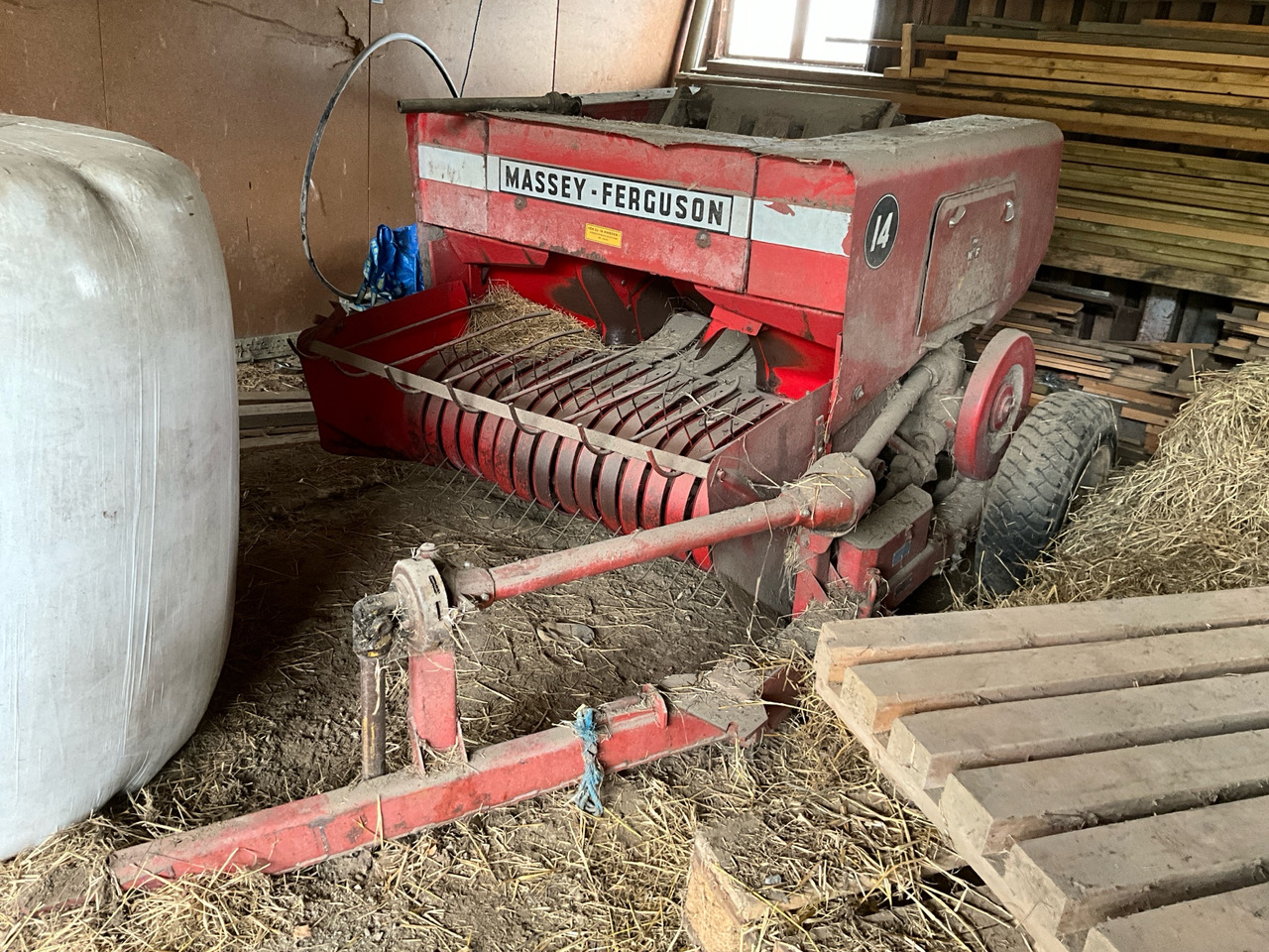 Massey Ferguson MF 14 - Rolo balirka: slika Massey Ferguson MF 14 - Rolo balirka Massey Ferguson MF 14 - Rolo balirka: slika Massey Ferguson MF 14 - Rolo balirka