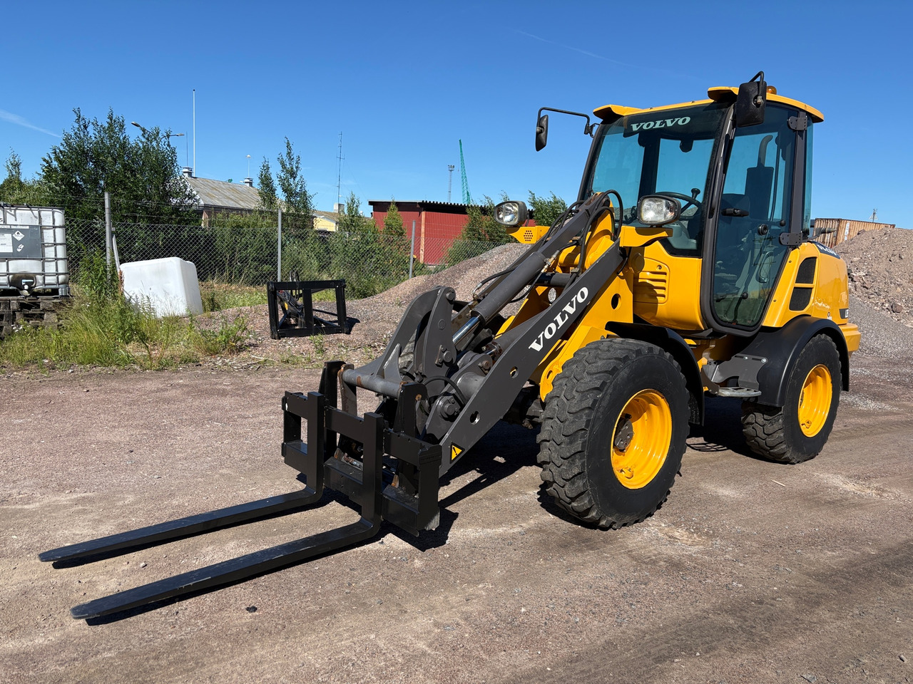 Volvo L25F - Utovarivač na kotačima: slika Volvo L25F - Utovarivač na kotačima Volvo L25F - Utovarivač na kotačima: slika Volvo L25F - Utovarivač na kotačima