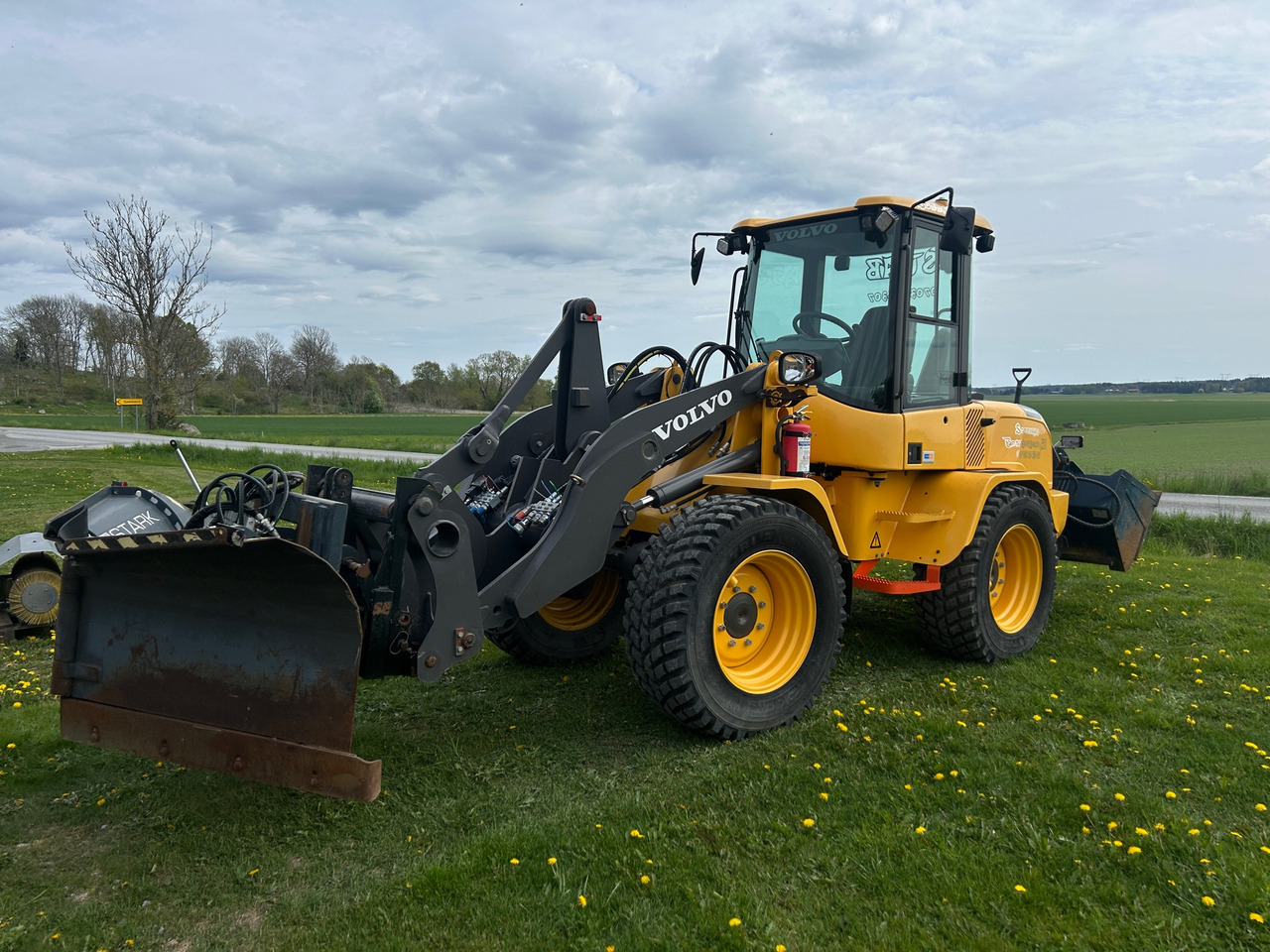 Volvo L35G - Utovarivač na kotačima: slika Volvo L35G - Utovarivač na kotačima Volvo L35G - Utovarivač na kotačima: slika Volvo L35G - Utovarivač na kotačima
