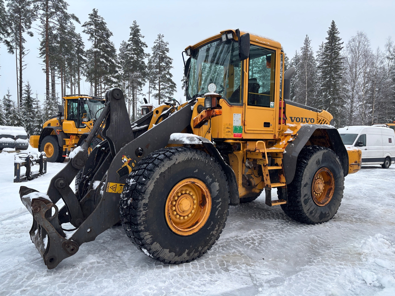Volvo L90E - Utovarivač na kotačima: slika Volvo L90E - Utovarivač na kotačima Volvo L90E - Utovarivač na kotačima: slika Volvo L90E - Utovarivač na kotačima