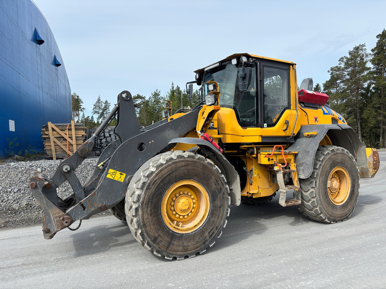 Volvo L90H - Utovarivač na kotačima: slika Volvo L90H - Utovarivač na kotačima Volvo L90H - Utovarivač na kotačima: slika Volvo L90H - Utovarivač na kotačima